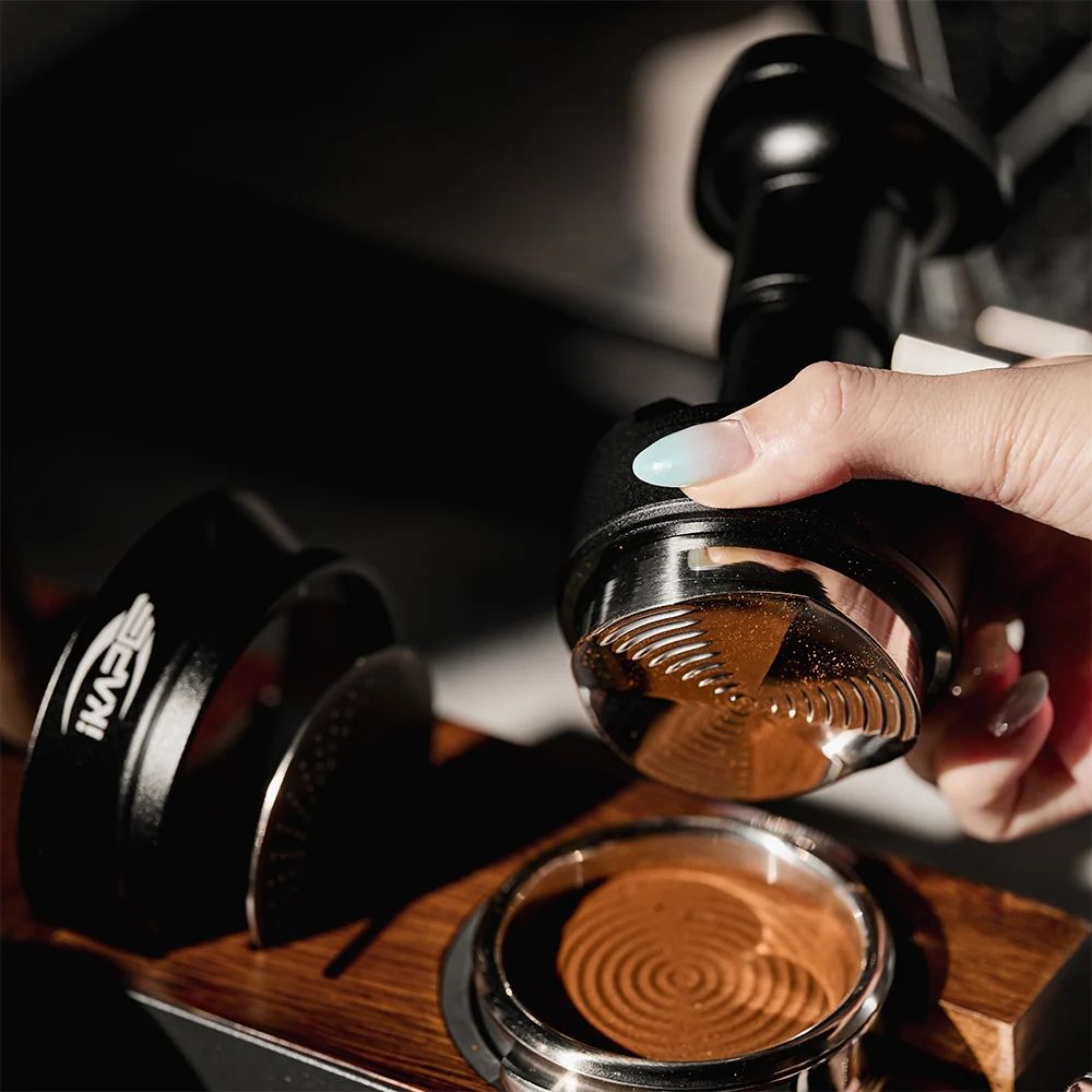 IKAPE Distribuidor & Tamper Unipress 2-en-1 Presión-Rotación 58.35mm